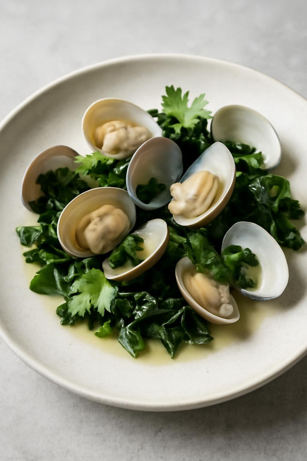 découvrez notre recette raffinée de palourdes délicatement parfumées au saké et wakamé, pour un voyage gustatif aux saveurs marines subtiles et inédites.