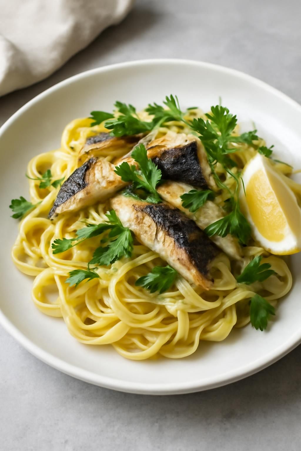 savourez nos tagliatelles gourmandes au maquereau fumé, une recette pleine de fraîcheur et de saveurs marines pour un repas élégant et facile à préparer.