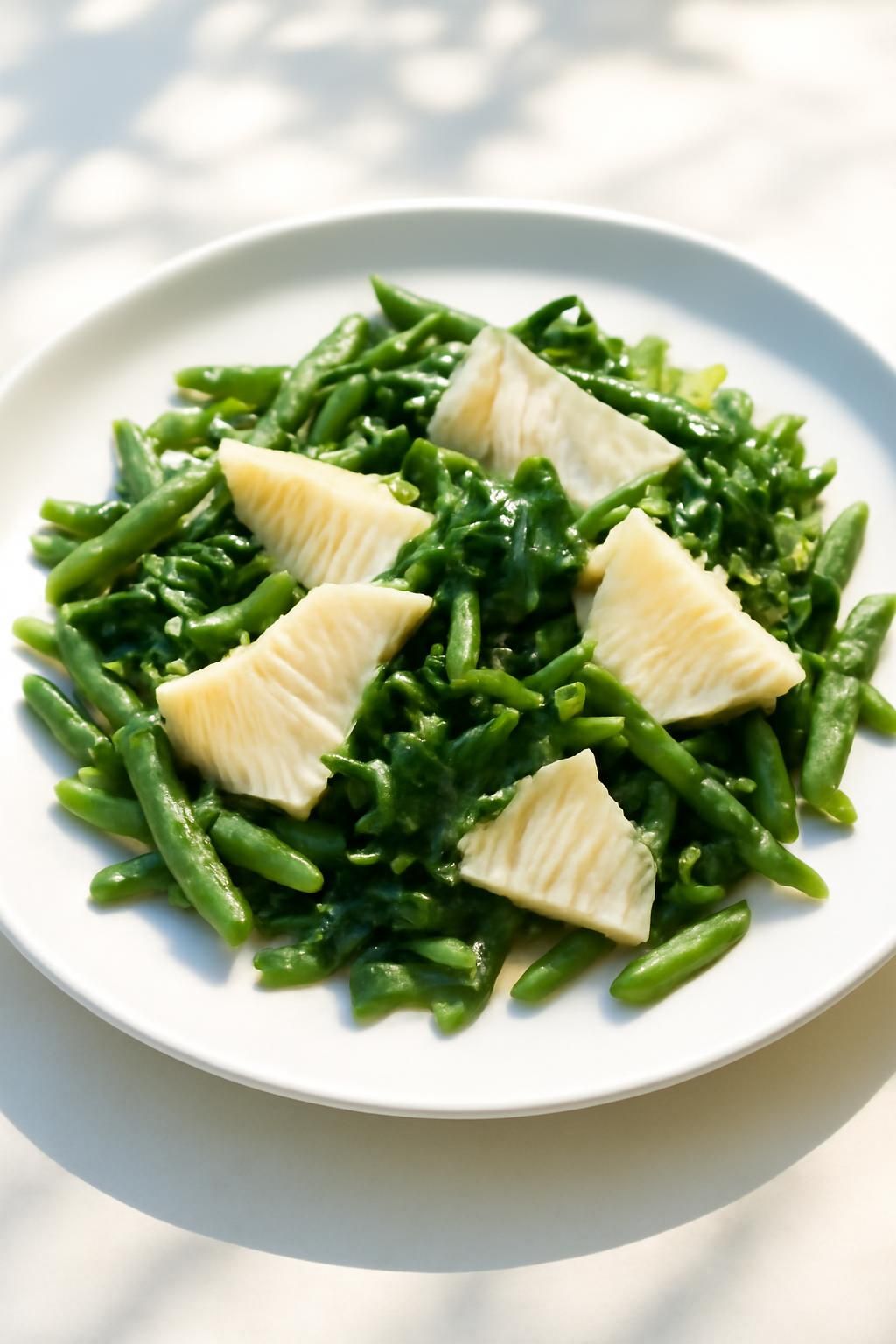découvrez une salade marine rafraîchissante alliant la douceur des haricots verts, la délicatesse de la raie et le croquant du wakamé, pour une explosion de saveurs iodées et équilibrées.